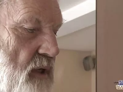 Nehéz mellkasú magyarul beszélő ingyen pornó csaj mélyen szívja