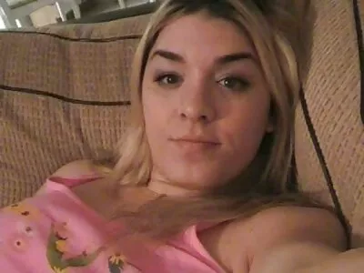 Lány nagy természetes magyarul beszélő pornó videók mellekkel fúj és rögzíti a telefonon
