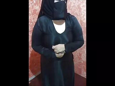 Busty csaj megmutatja a online porno filmek finom test a webkamera