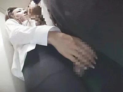 Csinos és csábító hazi pornok csaj játszik a cicájával