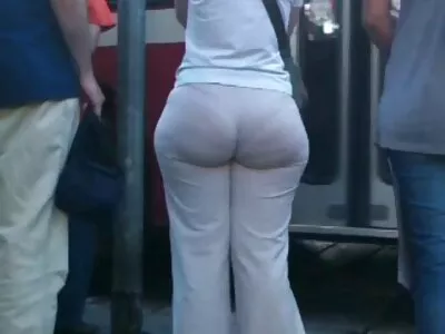 Barna kis cicik lesz egy kemény fasz és magyarul beszélő pornófilmek csinál blow job