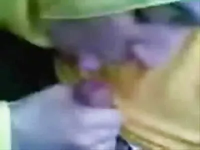 Lány nagy cicik próbál szopni a hatalmas pornoszex fasz